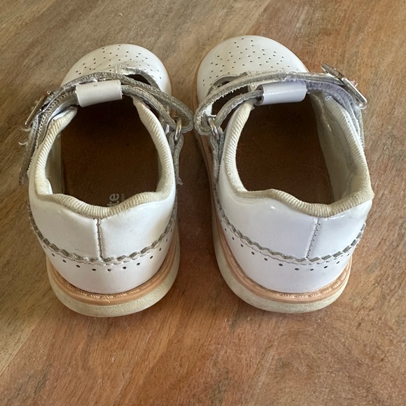Stride Rite Toddler Girls White Patent Leather Mary Jane T-Strap Shoes - Picture 4 of 4